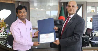 বিমানের ‘চাকা খুলে যাওয়া শনাক্তকারী’ এটিসি কন্ট্রোলারকে বেবিচকের সন্মাননা